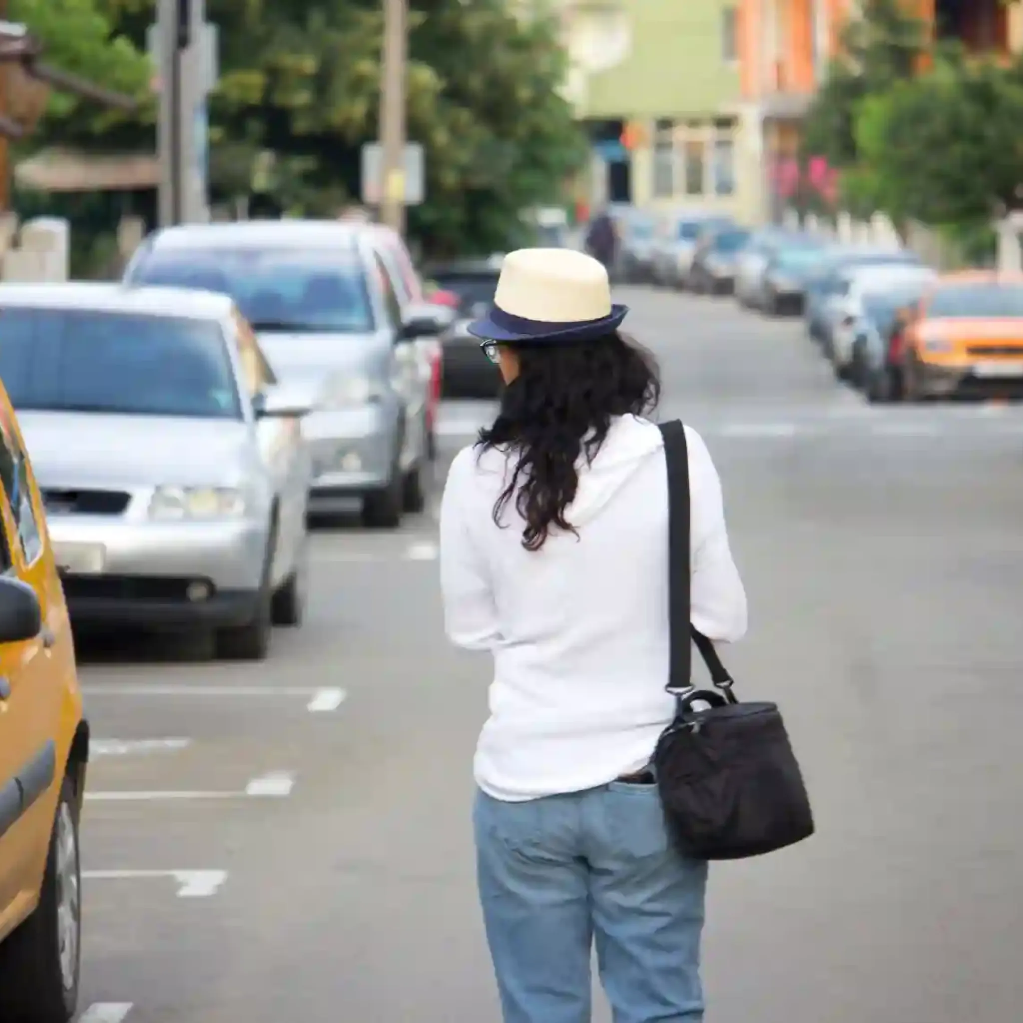 a-woman-walking-at-the-street-people-in-the-city-2023-11-27-05-30-46-utc kopiëren