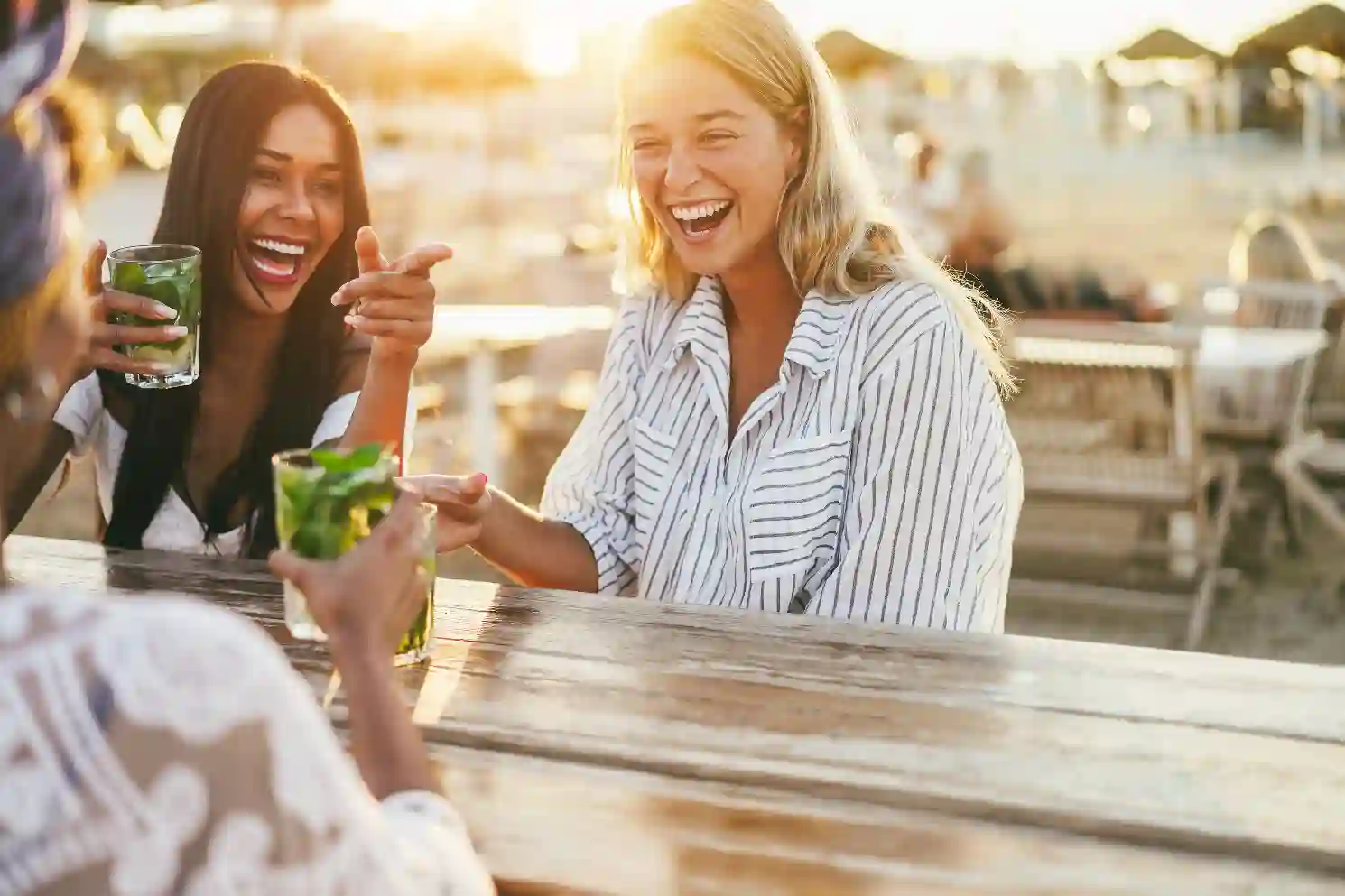 happy-girls-having-fun-drinking-cocktails-at-bar-o-2023-11-27-05-21-53-utc kopiëren